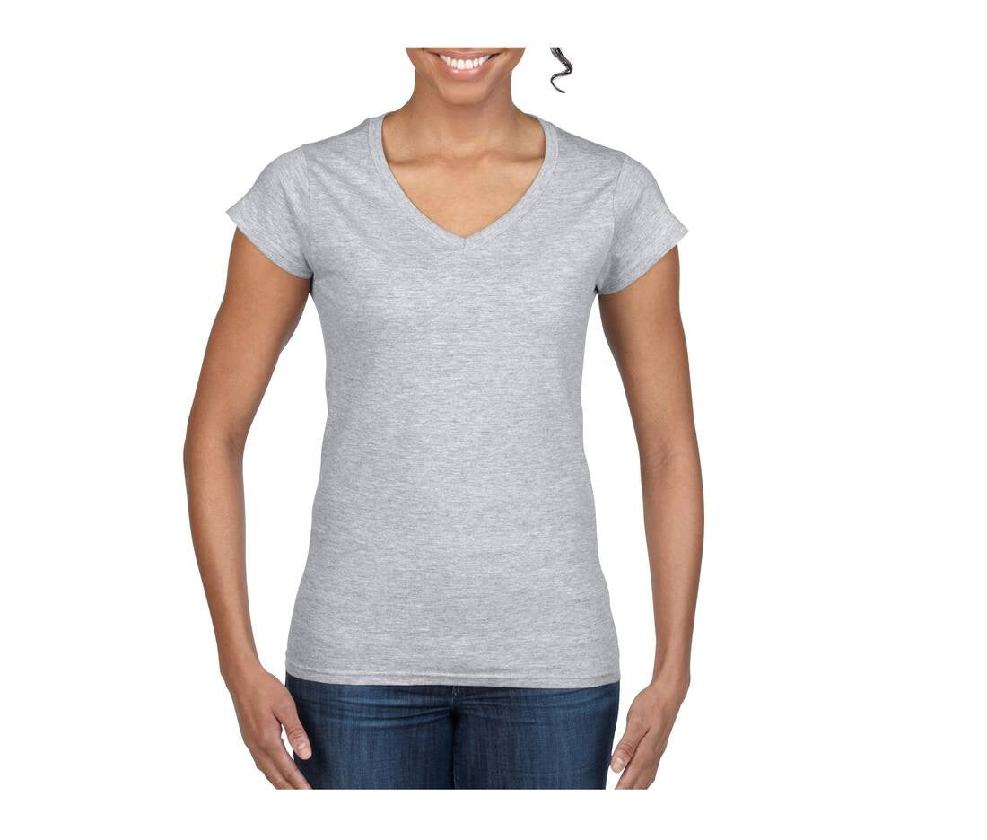 Camiseta Softstyle® Mujer cuello pico 64V00L